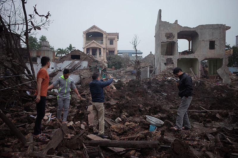 Người lớn, trẻ nhỏ lẻn vào hiện trường vụ nổ ở Bắc Ninh rồi vô tư nhặt vỏ đạn vương vãi bất chấp nguy hiểm